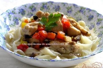 фото рецепта Лапша с куриными грудками, грибами и овощами