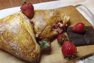 фото рецепта Слойки с клубникой и творогом