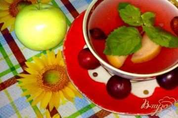 фото рецепта Компот из красной алычи, яблок и специй