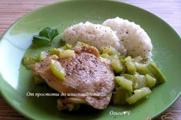 фото рецепта Куриные бедра с кабачком и рисом