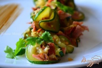 фото рецепта Салат из цукини с беконом