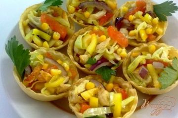 фото рецепта Тарталетки с курицей Пестрые
