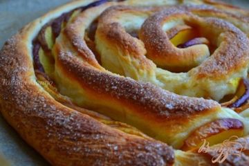 фото рецепта Сдобная булка-улитка с кусочками фруктов