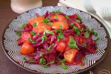 фото рецепта Свекла тушенная с помидорами и луком