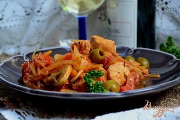 фото рецепта Тушеная капуста с курицей, грибами и оливками