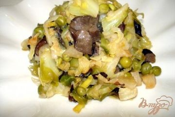 фото рецепта Жареная капуста с горошком и грибами