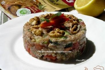 фото рецепта Салат из зеленой гречки с овощами и ореховой заправкой