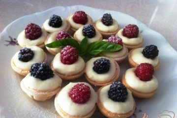 фото рецепта Орешки с сырным кремом и ягодами