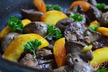 фото рецепта Куриная печень с  кусочками персика