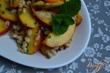 фото рецепта Сладкий салат с персиками и перловой крупой
