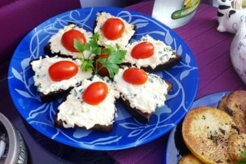 фото рецепта Канапе с сырным салатом и чесноком