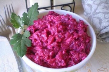 фото рецепта Свекольный салат с творогом и чесноком