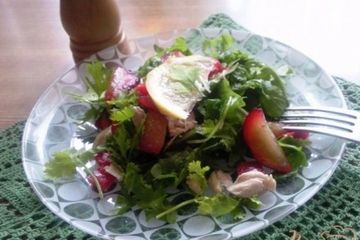 фото рецепта Салат с куриной грудкой и сливами