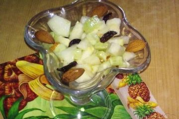 фото рецепта Салат с огурцами и грушей
