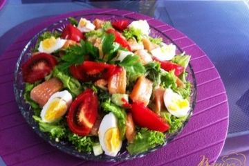 фото рецепта Салат с овощами, семгой и водорослями чука