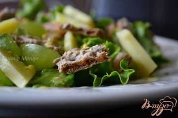 фото рецепта Салат с ржаными хлебцами