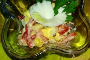 фото рецепта Салат с кальмарами и кукурузой