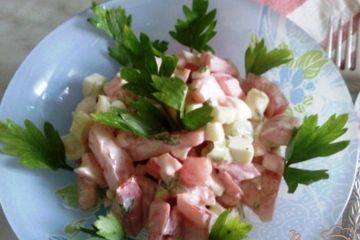 фото рецепта Салат с красной рыбой и помидорами