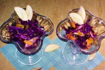 фото рецепта Салат из краснокочанной капусты с яблоком
