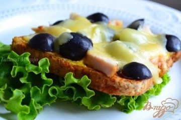 фото рецепта Горячая тартина с копченой куриной грудкой