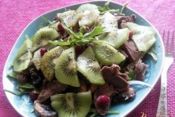 фото рецепта Салат с говядиной и киви