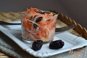 фото рецепта Луково-морковный салат с черносливом