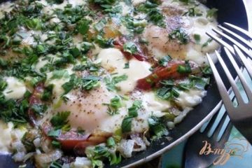 фото рецепта Яичница с овощами и брынзой