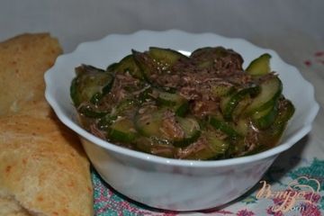 фото рецепта Салат огуречный с мясом (острый)