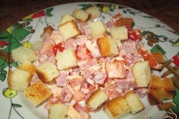 фото рецепта Салат с помидорами, ветчиной и сухариками