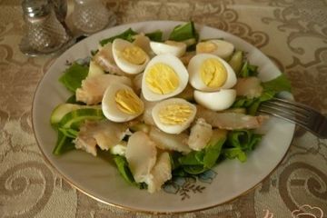 фото рецепта Салат с копченой рыбкой
