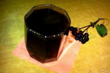 фото рецепта Компот из черноплодной рябины и слив