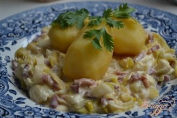 фото рецепта Отварной картофель на подушке из порея с ветчиной