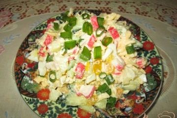 фото рецепта Салат с крабовыми палочками, сыром и болгарским перцем