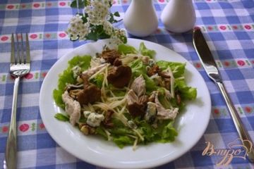 фото рецепта Сочный салат с голубым сыром и курицей