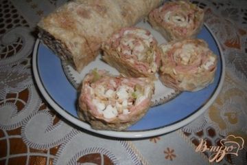 фото рецепта Рулет с колбасой и сельдереем
