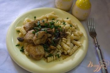 фото рецепта Курица в соусе с грибами и черносливом