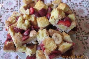 фото рецепта Бисквит с клубникой и бананом