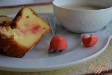 фото рецепта Большой сырник с клубничными конфетками