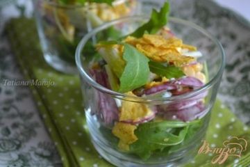 фото рецепта Овощной салат с рукколой и кукурузными чипсами