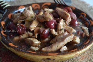 фото рецепта Мясо куриных грудок с вишнями