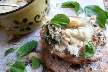 фото рецепта Шпинат под сыром с кедровыми орешками