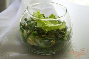 фото рецепта Огуречный салат с мятой и тыквенными семечками