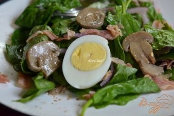 фото рецепта Шпинатный салат с яйцом, беконом и грибами
