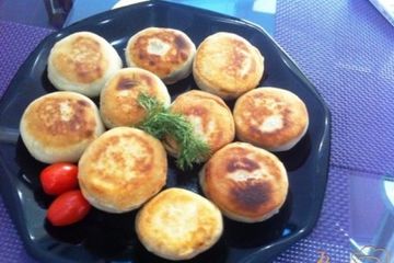 фото рецепта Пирожки с фетой, помидорами и шпинатом