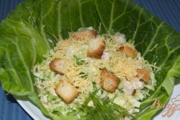 фото рецепта Салат из капусты, курицы и сухариков с сыром