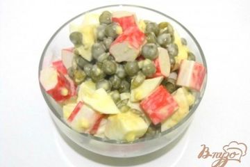 фото рецепта Салат с крабовыми палочками и зеленым горошком