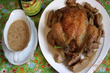 фото рецепта Курица, запечённая в сидре, с яблоками и луком