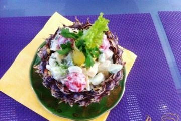 фото рецепта Салат овощной с курицей и ананасом