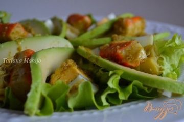 фото рецепта Салат с авокадо , яйцом и крабовыми палочками