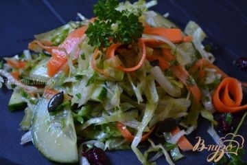 фото рецепта Овощной салат с вяленой клюквой и тыквенными семечками